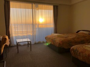 Een kluis op de kamer, een bureau, gratis wifi, beddengoed