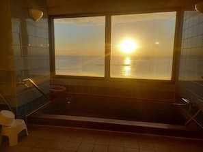 Kostenlose Toilettenartikel, Haartrockner, Hausschuhe