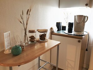 Een koelkast/vriezer, een magnetron, een oven, een kookplaat