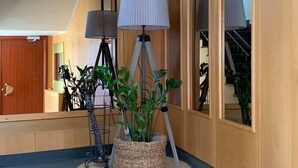 A modern interior with wooden walls and a central plant arrangement. - Rum i Centrum (Vetlanda)