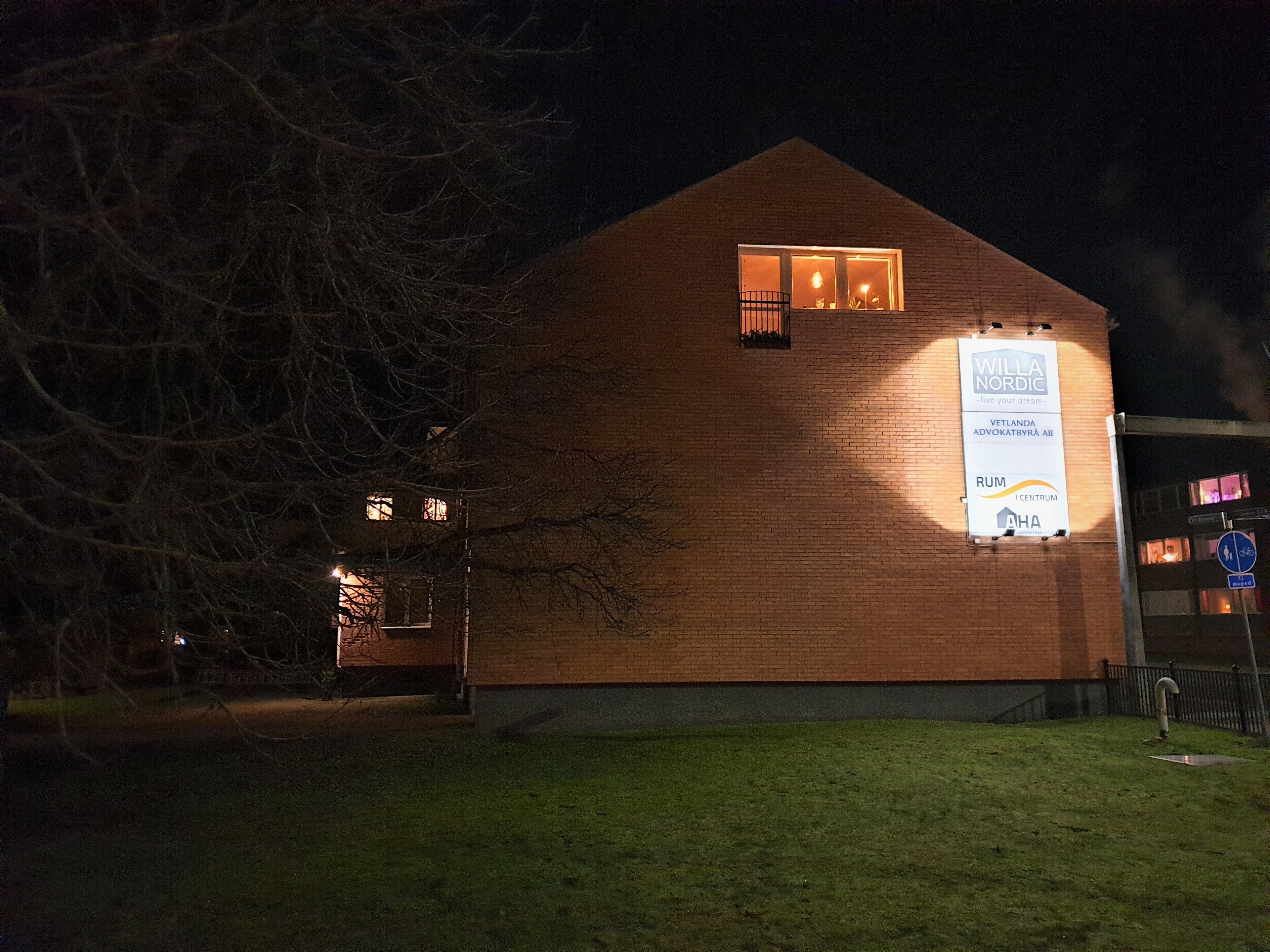 A building with a large sign advertising 'Willa Nordic' and 'Rum I Centrum'.