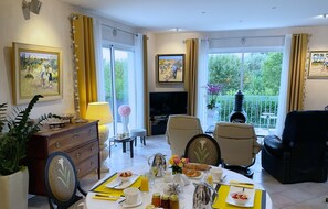 Free daily continental breakfast - Villa l'Olivier, Chambre d'Hôtes Les Volets Bleus (Vaux-sur-Mer)