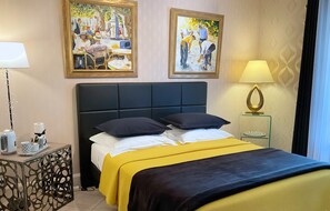 Deluxe Double Room | Egyptian cotton sheets, premium bedding, Select Comfort beds - Villa l'Olivier, Chambre d'Hôtes Les Volets Bleus (Vaux-sur-Mer)