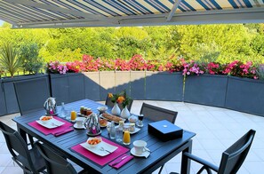 Free daily continental breakfast - Villa l'Olivier, Chambre d'Hôtes Les Volets Bleus (Vaux-sur-Mer)