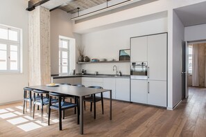 Full-sized fridge, microwave, oven, stovetop