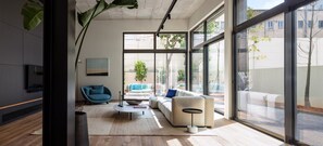 Family Apartment, 3 Bedrooms, Jetted Tub, Garden View | Living room