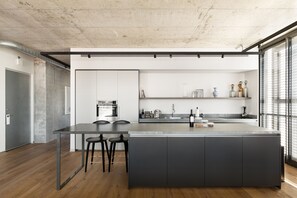 Full-sized fridge, microwave, oven, stovetop