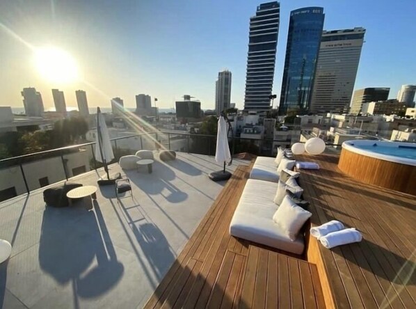 Outdoor pool, pool umbrellas, sun loungers