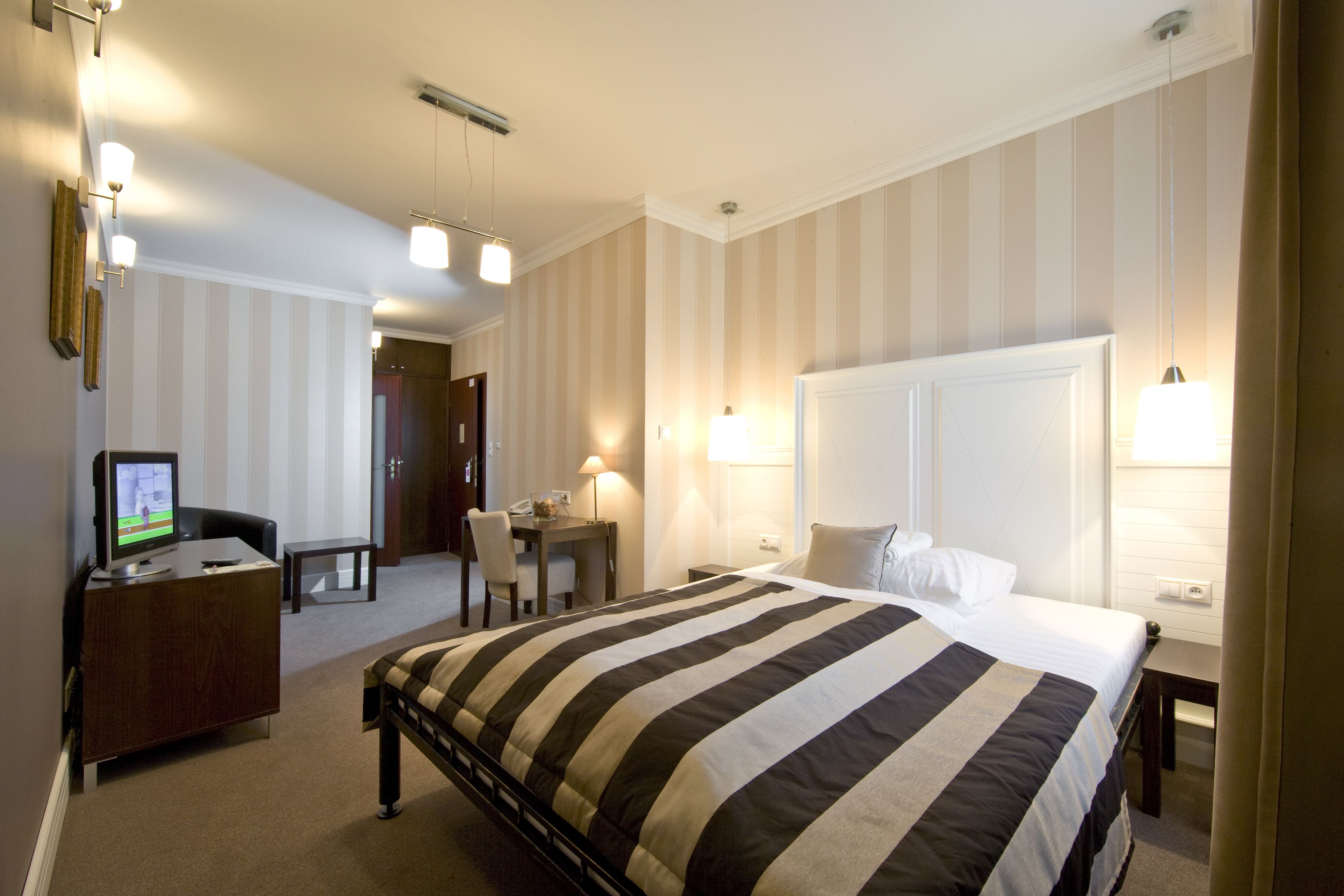 Comfort Double Room, 1 Queen Bed, Non Smoking | Desk, blackout drapes, soundproofing, free WiFi
