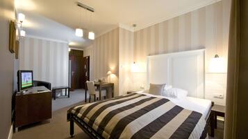 Comfort Double Room, 1 Queen Bed, Non Smoking | Desk, blackout drapes, soundproofing, free WiFi