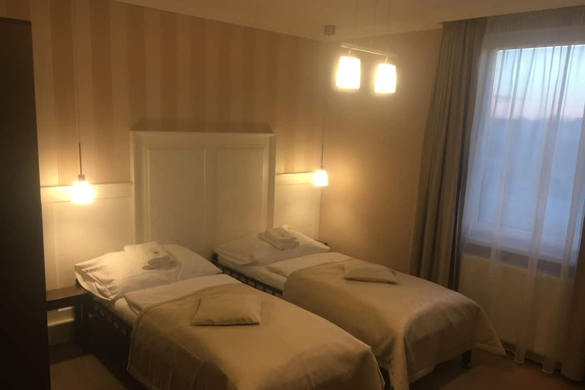 Habitación con 2 camas individuales | Escritorio, cortinas blackout, insonorización y wifi gratis