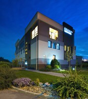 Fachada da propriedade à noite