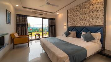 Rideaux occultants, fer et planche Ă repasser