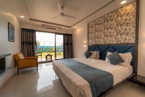Blackout drapes, iron/ironing board, rollaway beds, free WiFi - Cloud Mist Resort and Spa (Mahabaleshwar)
