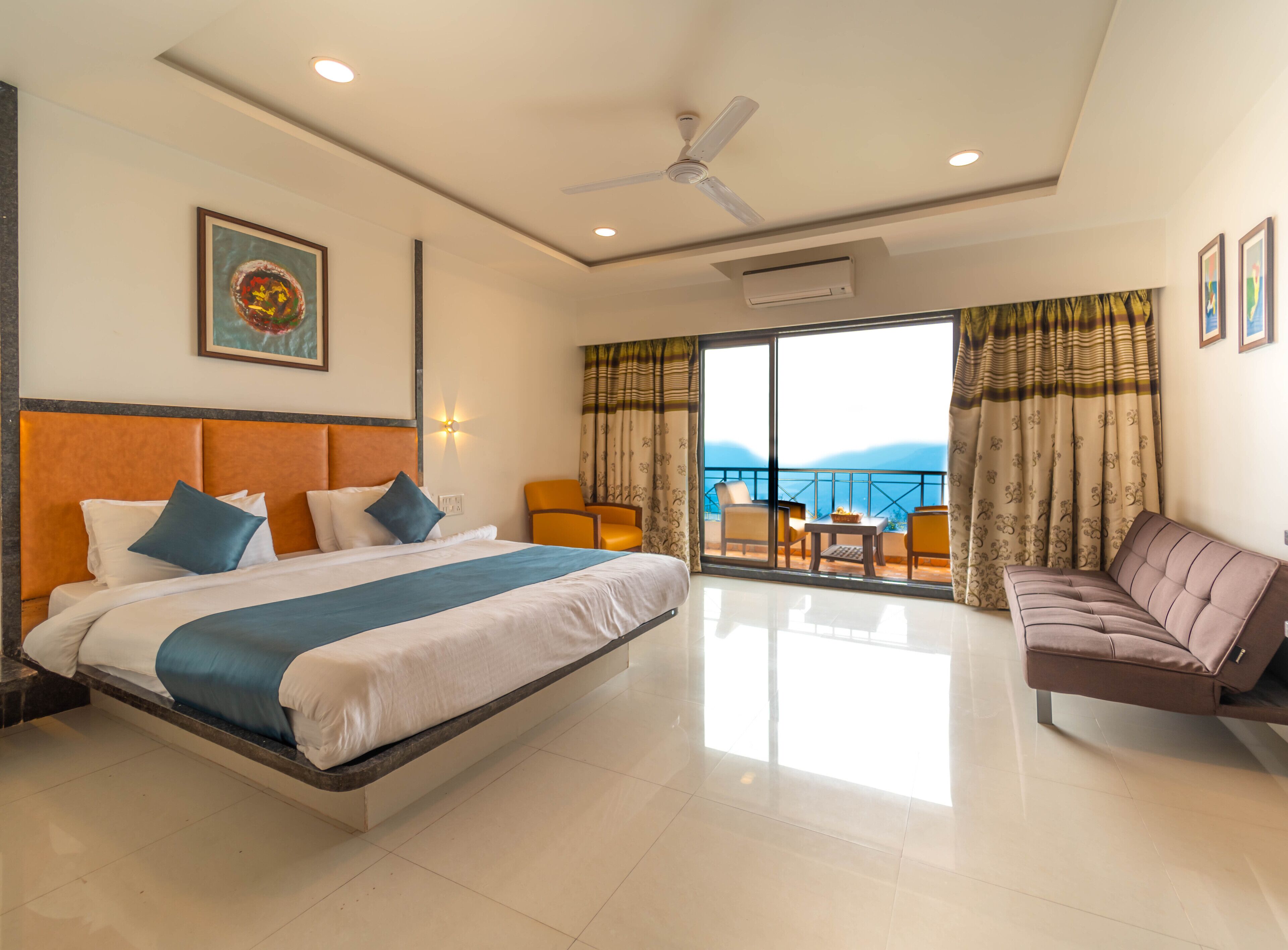 Cortinas opacas, tabla de planchar con plancha, camas supletorias