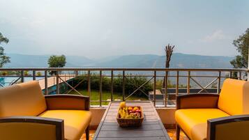 Cortinas blackout, tabla de planchar con plancha y camas extra