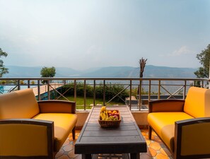 Rideaux occultants, fer et planche Ă repasser