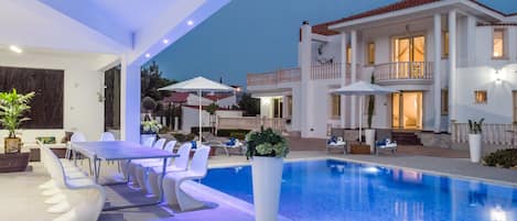 Outdoor pool, a heated pool