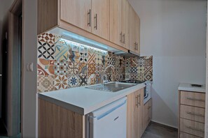 Fridge, oven, coffee/tea maker, electric kettle - Melina Apartment in the heart of Rethymno Old Town (Rethymno)