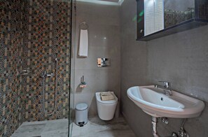 Shower, hair dryer, towels, shampoo - Melina Apartment in the heart of Rethymno Old Town (Rethymno)