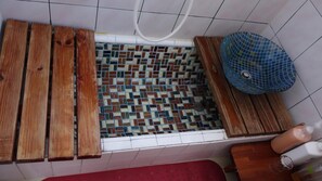 Amenidades de baño gratuitas, secadora de cabello, toallas 