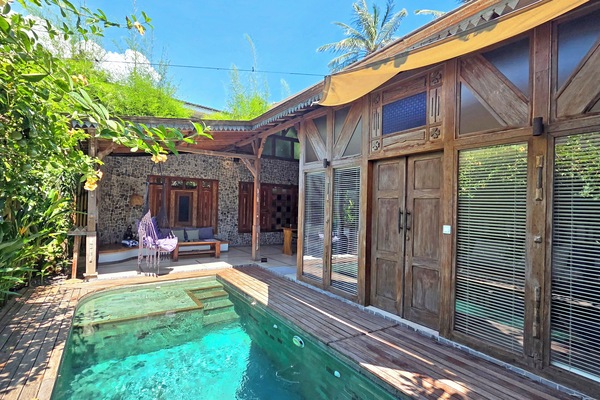 Alberca al aire libre, sombrillas en la alberca y camastros