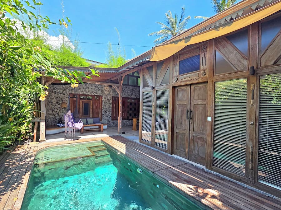 Piscina a l'aire lliure, para-sols i gandules