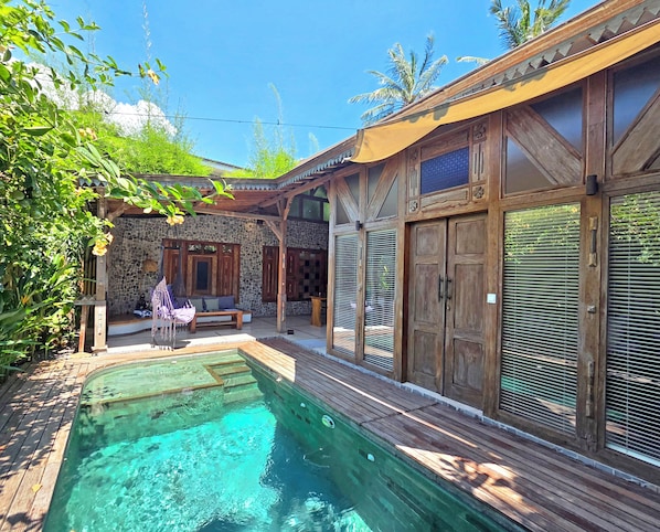 Outdoor pool, pool umbrellas, pool loungers - Samsara Villas (Gili Air)
