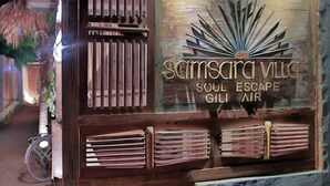 Ein hölzernes Tor mit dem Schriftzug 'Samsara Villa' und 'Soul Escape Gili Air'.