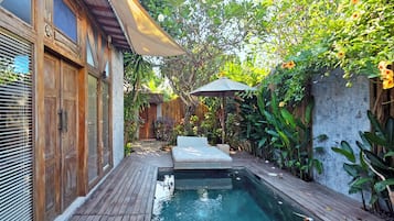 Outdoor pool, pool umbrellas, sun loungers