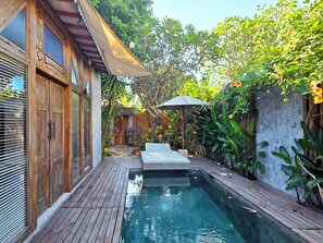 Outdoor pool, pool umbrellas, sun loungers
