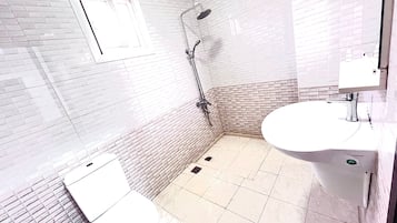 Eenvoudige kamer, meerdere bedden, niet-roken, gedeelde badkamer | Badkamer | Een douche, handdoeken