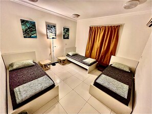 Dormitorio compartido estándar, 3 camas individuales, no fumadores, baño compartido | Cortinas opacas, tabla de planchar con plancha, wifi gratis