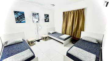 标准宿舍, 3 张单人床, 无烟房, 公共浴室 | 遮光窗帘、熨斗/熨衣板、免费 WiFi、床单