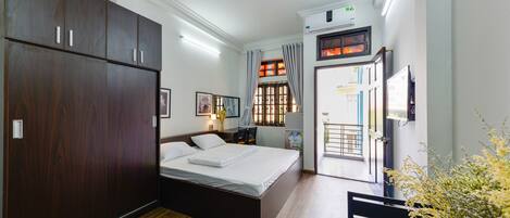 8 chambres, coffres-forts dans les chambres, fer et planche à repasser