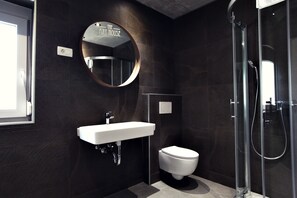 Premium Apartment, Garden View (1) | Bathroom | Shower, hair dryer, bathrobes, towels