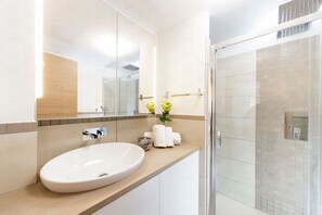 Regadera, secadora de cabello, bidet, toallas 