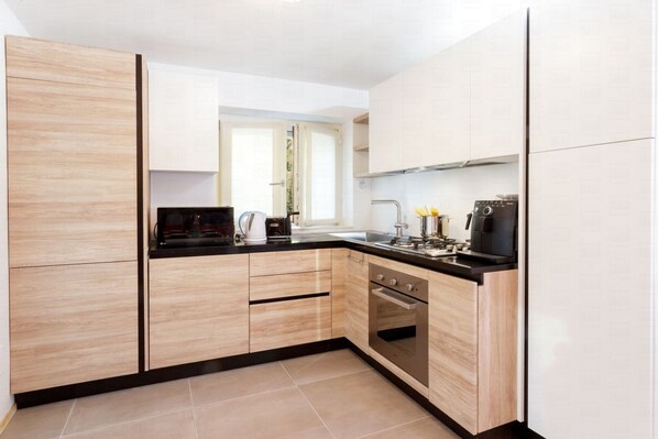 Kühlschrank, Mikrowelle, Ofen, Geschirrspüler