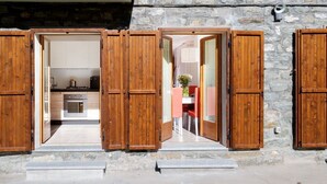 Exterior detail - Apartment ski-in/ski-out  in front of Valtournenche gondola with private garage (Valtournenche)