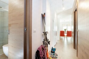 Douche, sèche-cheveux, bidet, serviettes fournies