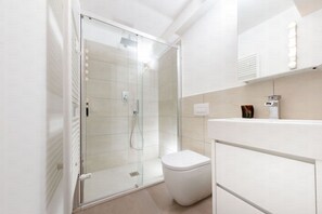 Bruser, hårtørrer, bidet, håndklæder