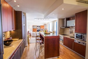 Fridge, microwave, oven, dishwasher - Apartamento Valerie | 2 Bedrooms | Great Location | Vilamoura (Vilamoura)