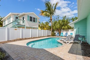 Lämmitetty uima-allas