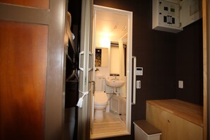 Deluxe Room, Non Smoking | Bathroom | Combined shower/tub, deep soaking tub, free toiletries, hair dryer