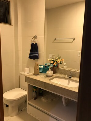 تجهيزات دش، مناشف، صابون، ورق حمّام