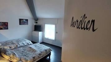 6 makuuhuonetta, tallelokero huoneessa, työpöytÀ, silitysrauta/-lauta