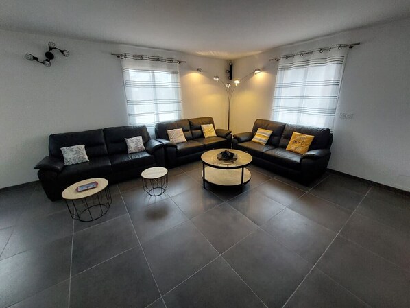 Smart TV, fireplace, DVD player, books