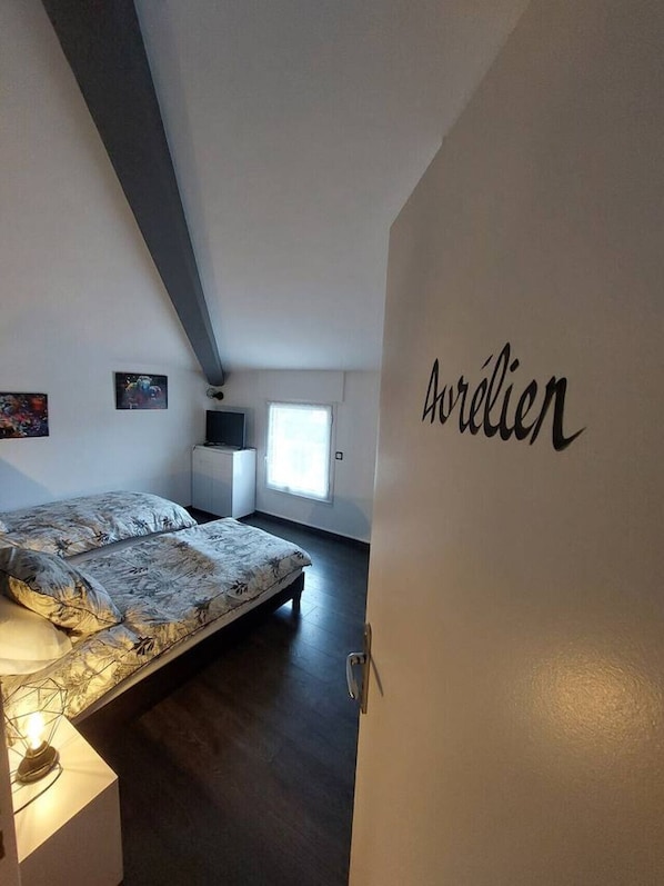 6 slaapkamers, een kluis op de kamer, een bureau