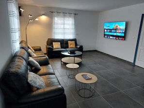 Smart-tv, een open haard, een dvd-speler en boeken