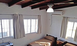 Cabaña panorámica, balcón, vistas al río (#1, #2) | Cortinas opacas, sistema de insonorización, camas supletorias